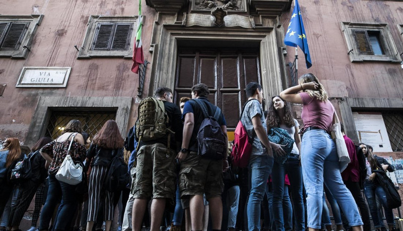 La FLC CGIL di Roma e Lazio e la FLC CGIL di Roma Sud Pomezia Castelli esprimono la propria solidarietà alla comunità studentesca del Liceo Augusto e in particolare al rappresentante degli studenti aggredito venerdì scorso.