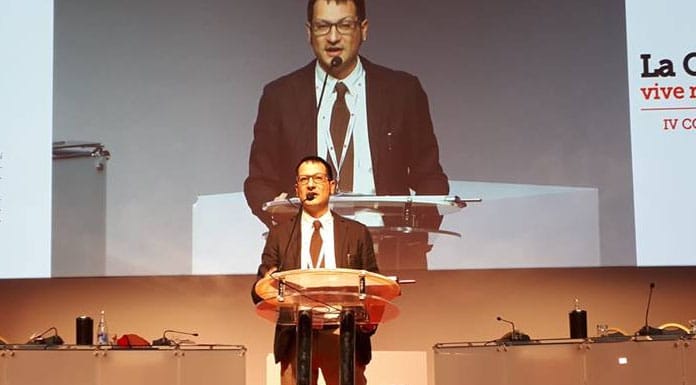 Il disegno di legge Calderoli per l’attuazione dell’autonomia differenziata Regioni spacca il paese ed è un attacco all’esercizio dei diritti fondamentali a partire da quello all’istruzione. La FLC CGIL afferma da anni che la scuola va tenuta fuori dall’autonomia: ricordiamo l’appello unitario promosso nel 2019 per contrastare le intese sottoscritte, anche sul tema dell’istruzione, con Lombardia, Veneto ed Emilia Romagna. Il segretario generale della FLC CGIL, Francesco Sinopoli dichiara: “Lanciamo un allarme a tutti i cittadini e le cittadine di questo Paese: regionalizzare l’amministrazione, gli organici, lo stipendio del personale della scuola,significa attaccare il ruolo unificante dei contratti nazionali di lavoro, ma, soprattutto, significa frammentare il diritto all’istruzione che deve essere garantito a tutte e tutti a prescindere dal luogo in cui sono nati. L’autonomia produrrà marcate differenze regionali sulla base delle diverse possibilità di spesa dei territori, differenze relative alla professionalità dei docenti, al loro contratto di lavoro, al loro salario, alla mobilità e al reclutamento ma, ancora più grave, differenze nell’offerta formativa per studentesse e studenti”. “Siamo di fronte – prosegue il dirigente sindacale – a una colossale mistificazione dei reali problemi della scuola. Il governo sposta il dibattito sul dove migliorare la scuola perché in realtà non intende investire da nessuna parte! La realtà è che bisogna colmare le differenze che ci sono non solo tra Nord e Sud, ma anche tra centri e periferie e investire in tutto il Paese su tempo scuola, dotazione e stabilità di docenti e personale ATA, insomma qualificare un’offerta formativa completa per tutti per unire l’Italia e renderla competitiva”. “La FLC CGIL, aggiunge Sinopoli, ribadisce il proprio NO a qualsiasi ipotesi di regionalizzazione della scuola e dell’istruzione e assieme a sindacati della scuola, giuristi e costituzionalisti, propone una raccolta di firme per una proposta di legge di iniziativa popolare per la Modifica dell’articolo 116 comma 3 della Costituzione. Sono 50.000 le firme necessarie a portare la legge in Parlamento perché venga discussa”. “Siamo pronti alla mobilitazione - conclude il segretario generale della FLC - e utilizzeremo ogni strumento, dalle manifestazioni di piazza allo sciopero, per rimettere l'uguaglianza al centro dei processi sociali, abbandonando la strada dell’autonomia differenziata che è uno strumento di frammentazione dei diritti e dell’esercizio della cittadinanza”.