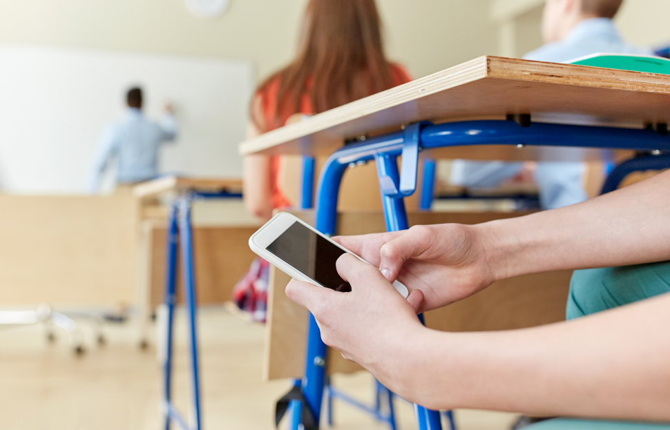 Il divieto degli smartphone a scuola: una scelta discutibile che ignora l’autonomia scolastica